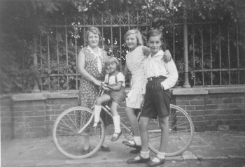 Lutz J. als Kind auf Fahrrad